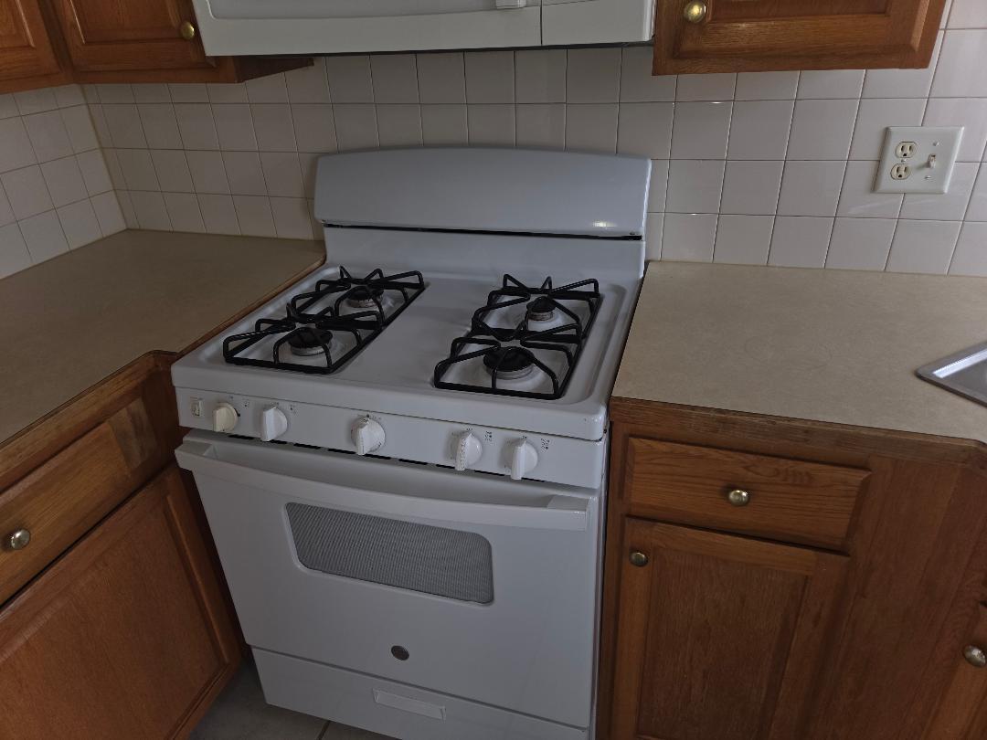 newer stove - 400 Echo Ln