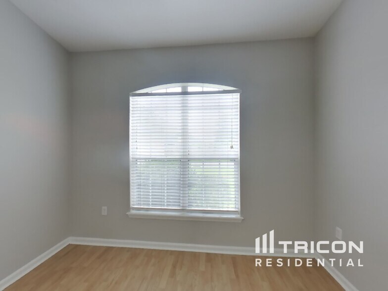 Building Photo - 2492 Bentwater Dr W