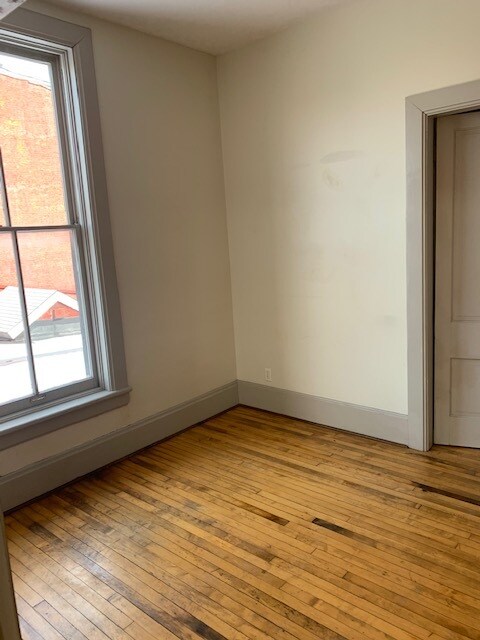 Building Photo - 10 1/2 N Sandusky St