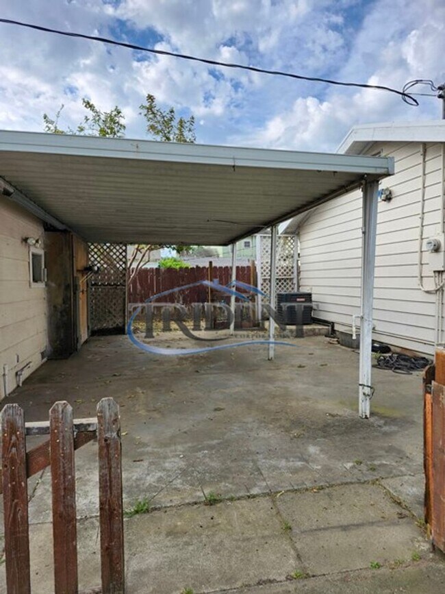 Building Photo - 3 bedroom, 2 bath house