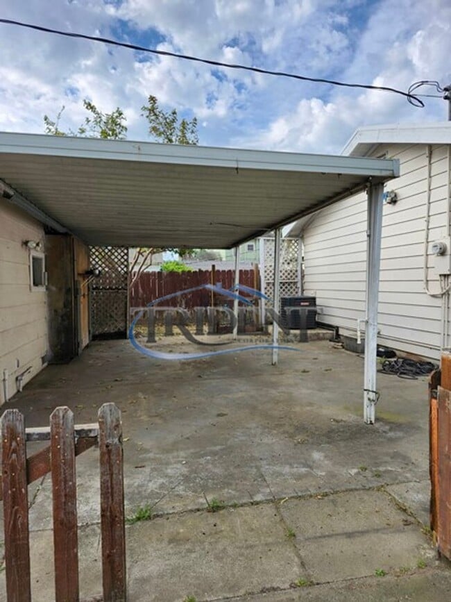 Building Photo - 831 I St