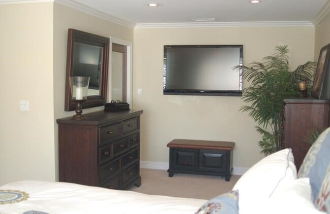 Building Photo - 1324 E Rose Ave