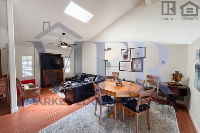 Building Photo - 3Bed/2Bath Furnished Home w/Stunning Backy...