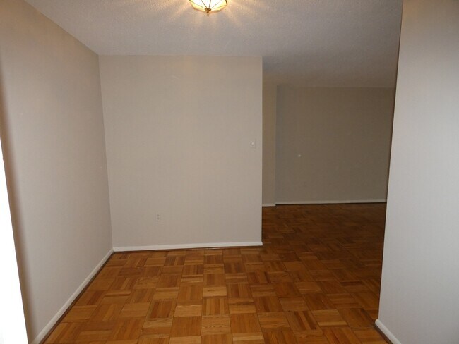 Building Photo - Renovated 1BR, 1BA + Garage Space. 2 Block...