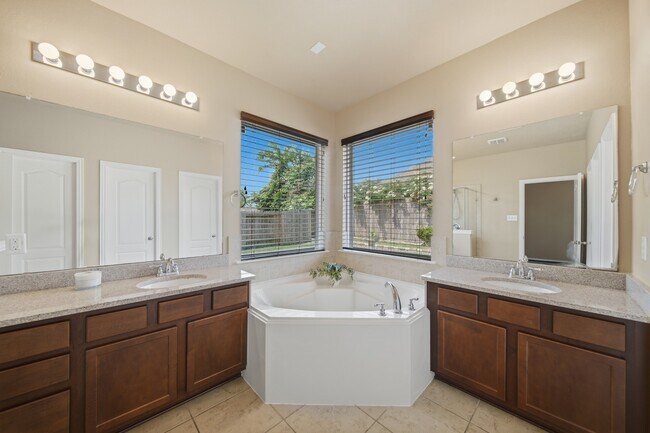 Building Photo - 2716 Sunshade Ct