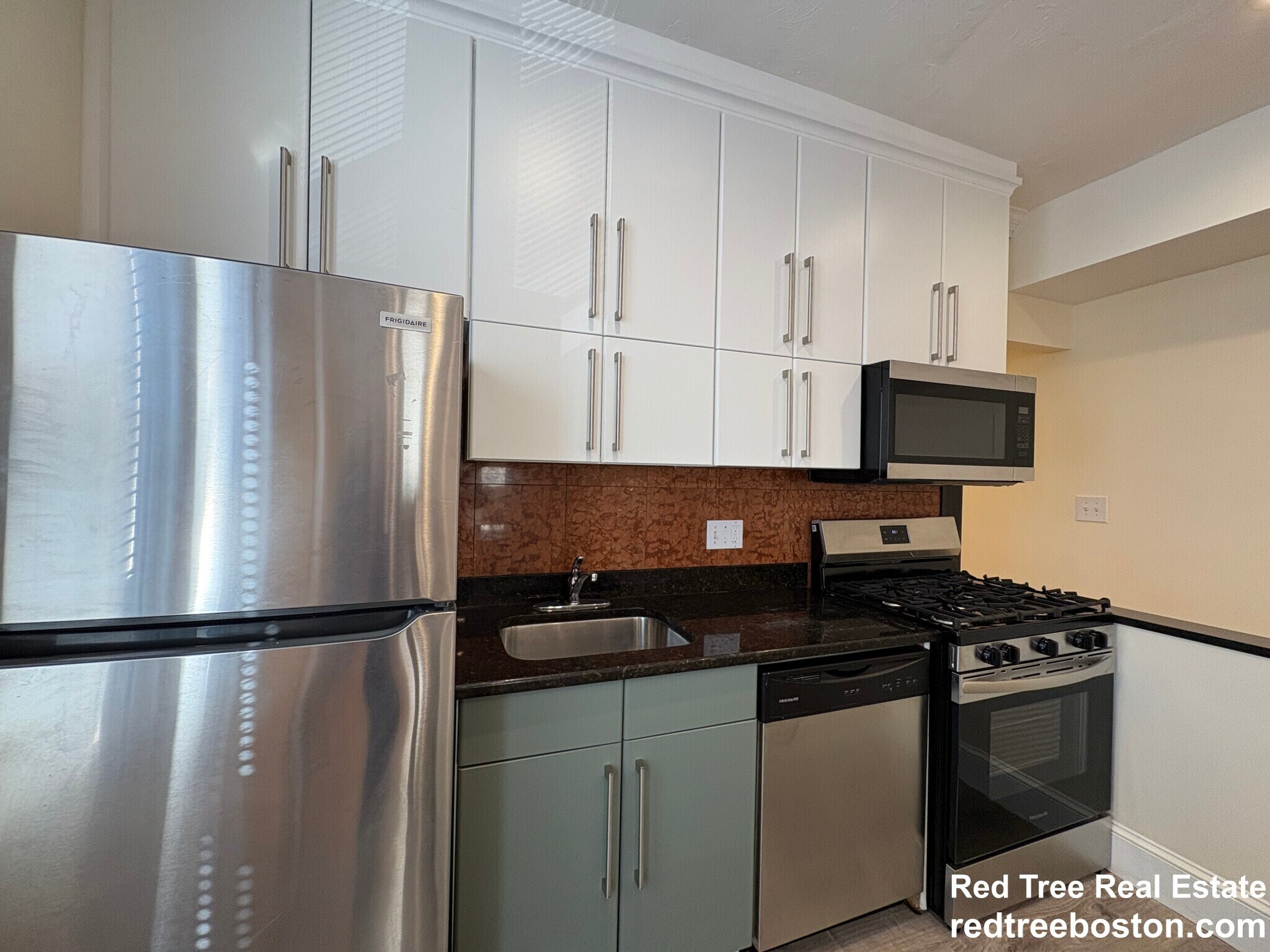 Building Photo - 73 Thatcher St