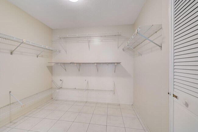 Building Photo - 400 Leslie Dr