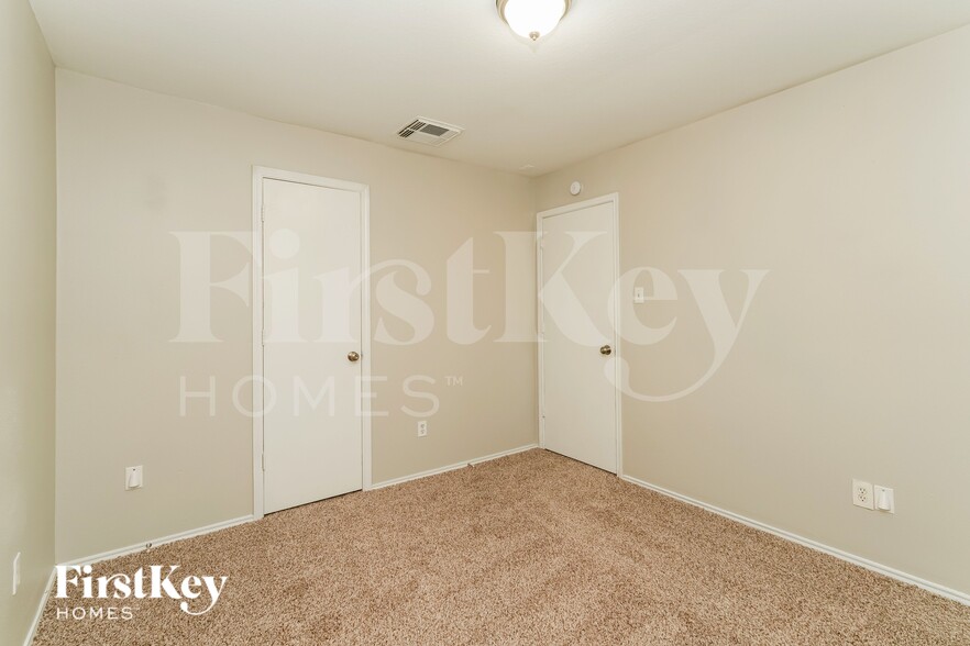 Building Photo - 2026 Cold River Dr