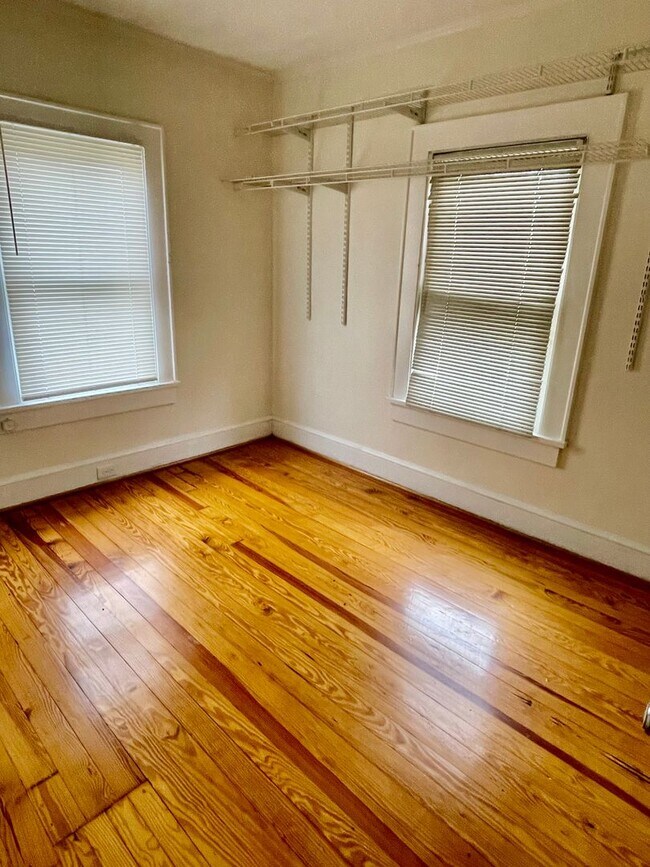 Building Photo - Welcome to this charming 4-bedroom, 2-bathroom home located in the vibrant city of Charlotte, NC