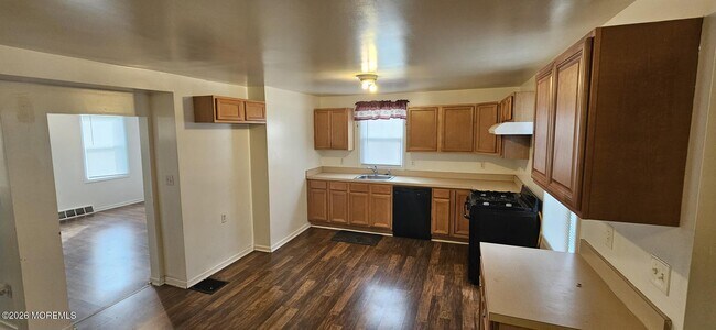 Building Photo - 402 W Green St