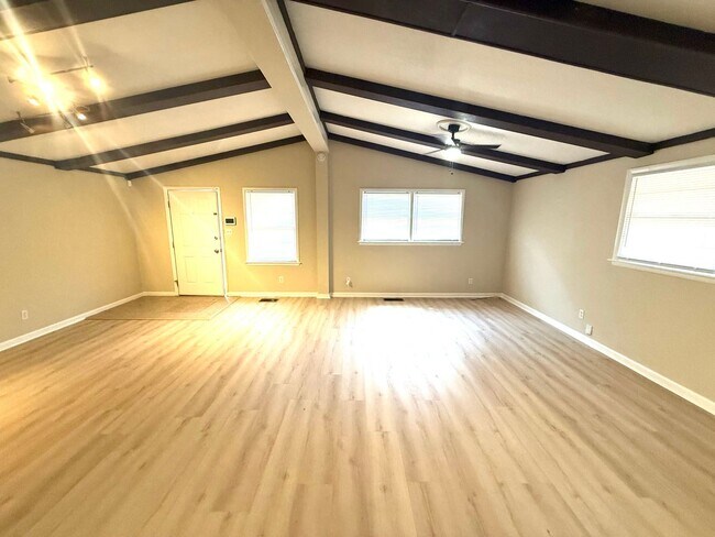 Building Photo - ** 3 Bed 2 Bath located off Perry Hill rd ...