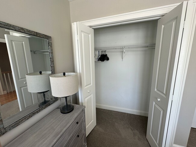 Building Photo - Spacious 3-Bedroom Townhouse in Prime Exet...