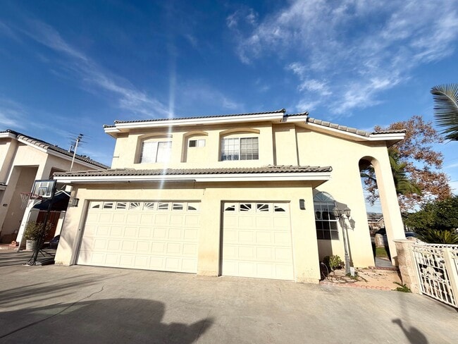 Building Photo - Spacious Modern Home with EV Charger, Solar & Gated 3-Car Garage