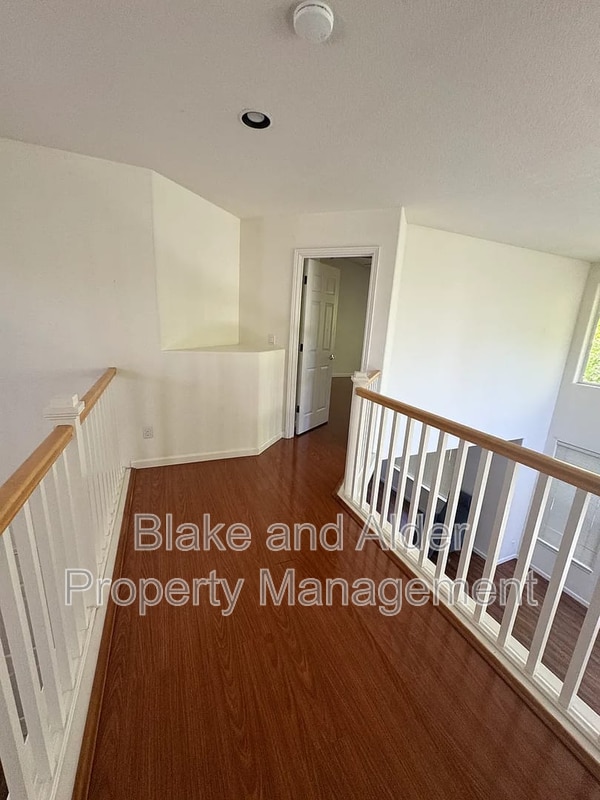 Building Photo - 1079 NE Creeksedge Dr