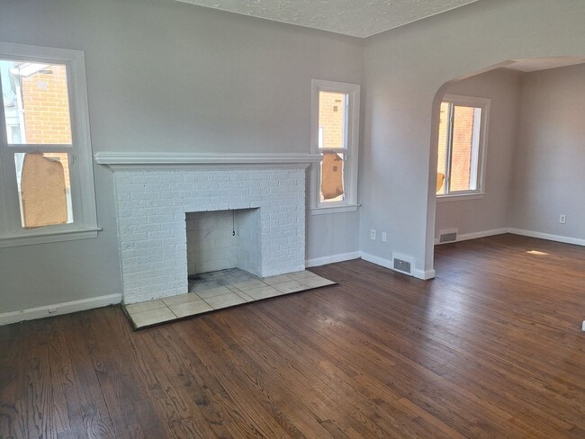 Building Photo - Charming 4 bedroom bungalow freshly updated