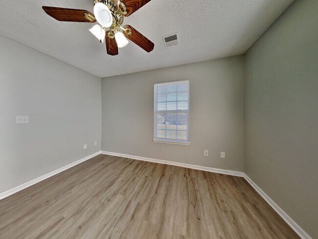 Building Photo - Charming 4-Bed Home in Kansas City with Garage Parking