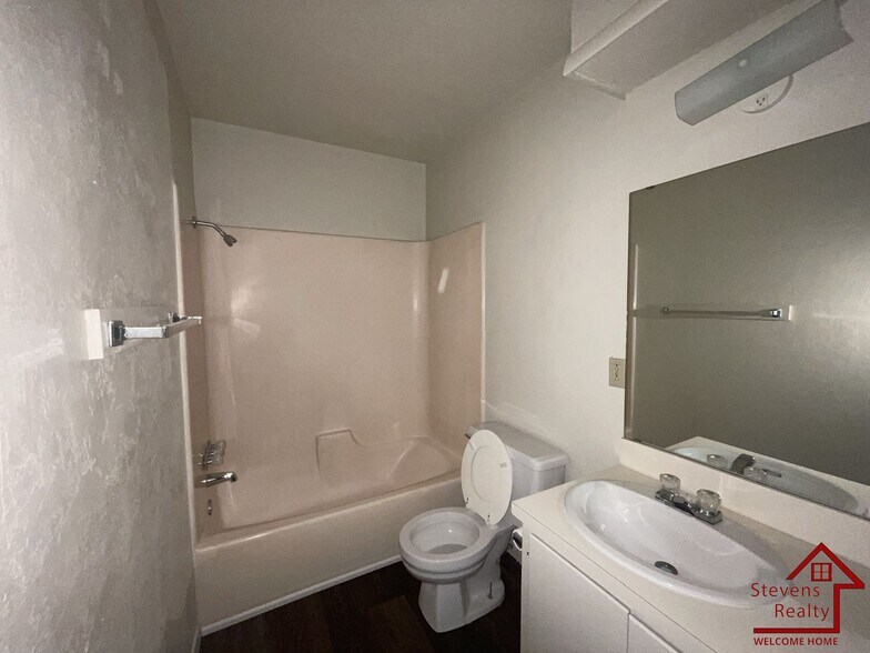 Building Photo - 1502 NW Kingsbury Ave