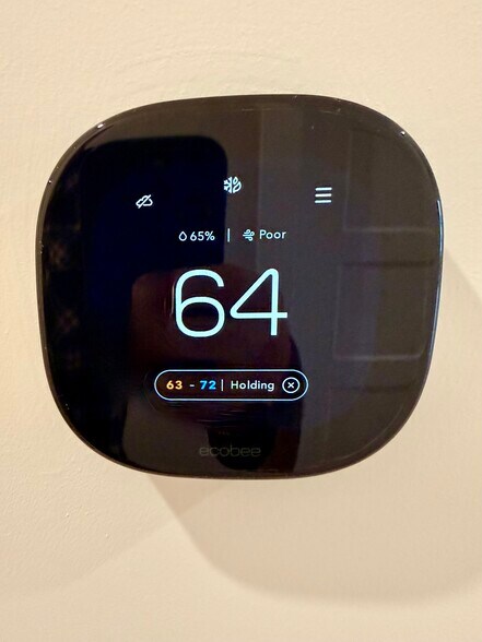 Building Photo - 906 Main St