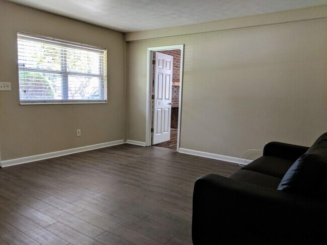 Building Photo - 806 Essex Dr