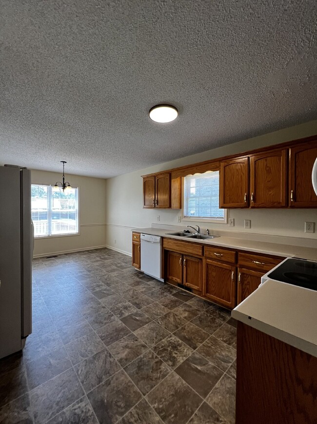 Building Photo - Charming 3 Bed, 2.5 Bath Home in Clarksvil...