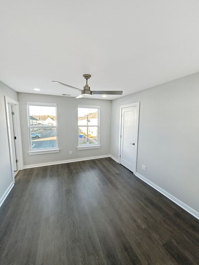 Building Photo - Modern 3-Bedrooms Townhome with Natural Li...