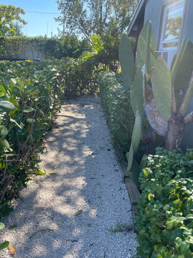 Building Photo - 301 Melody Ln