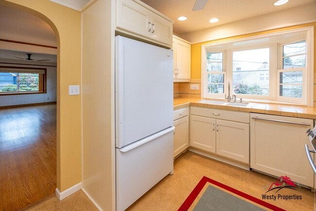 Building Photo - 3205 NE Davis St