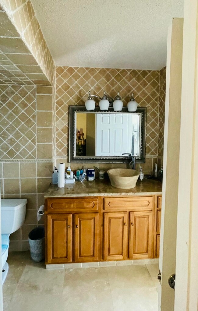 Building Photo - 1237 Hillsboro Mile