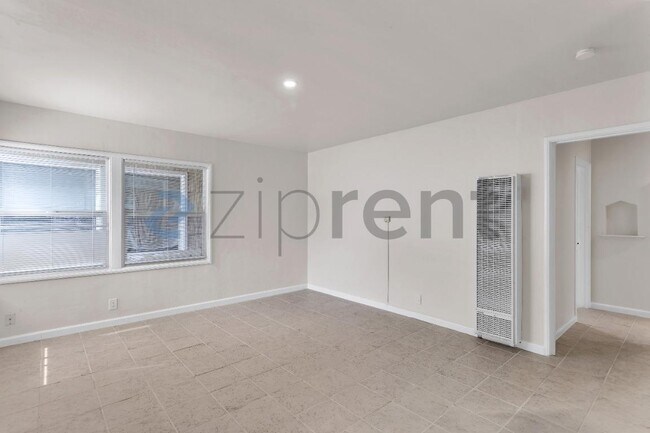 Building Photo - Unit 5