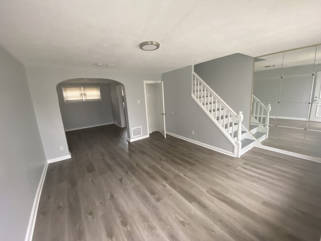 Primary Photo - 562 Raritan St