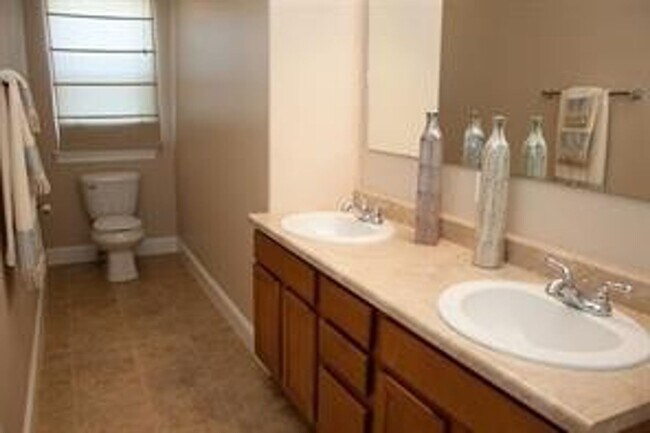 Building Photo - 3 Bedroom 2 Bath home with 2 car garage in Belgrade.