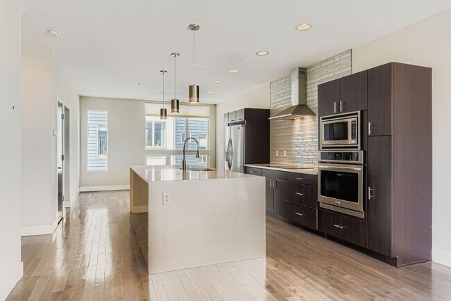 Building Photo - Luxury 3 bed, 3.5 bath Townhome Blocks fro...