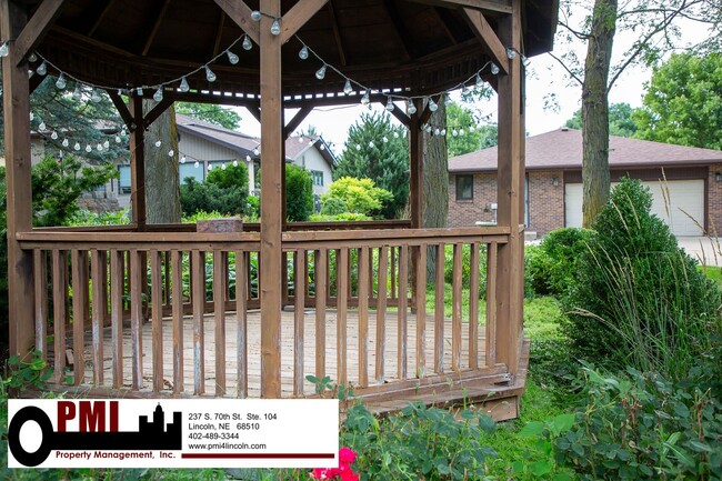Building Photo - 3 Bedroom and 2 bathroom Colonial Hills Ho...