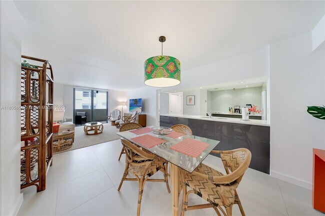 Primary Photo - 1621 Collins Ave