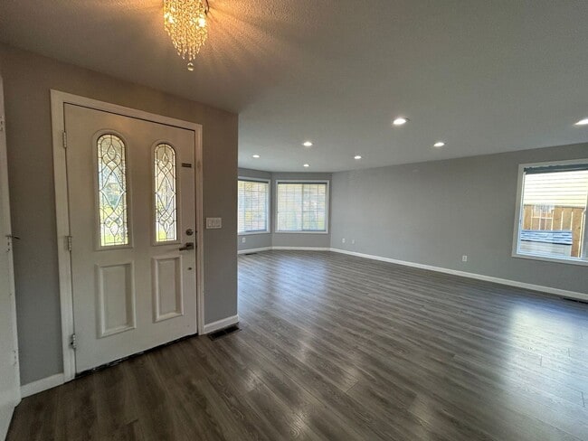 Building Photo - AVAILABLE NOW!! 3bd/2ba FANTASTIC Dead End...