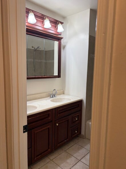Full bath on bedroom level - 7722 Wolford Way