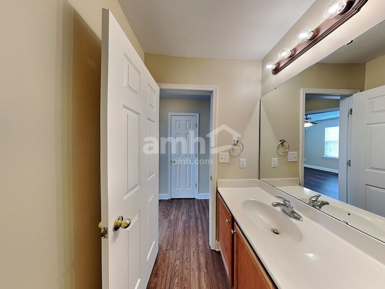 Building Photo - 7842 Jester Park Dr
