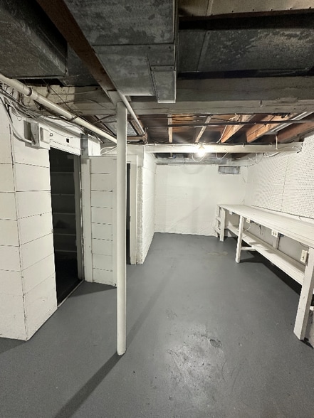 Building Photo - 109 Kendall Ave S