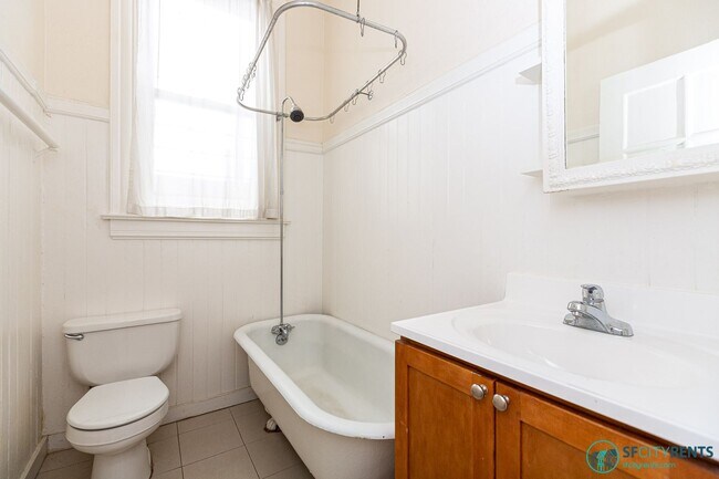 Building Photo - Noe Valley: House-like Apartment w/ 2 Bonus Rooms, Open Floor Plan & W/D in-unit