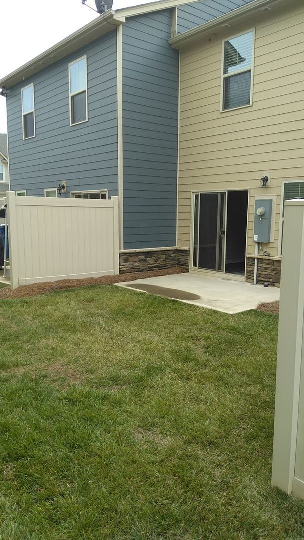 Building Photo - Like New Townhome in Stallings!