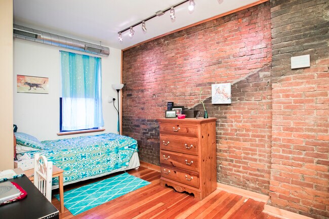 Building Photo - 421 E Carson St