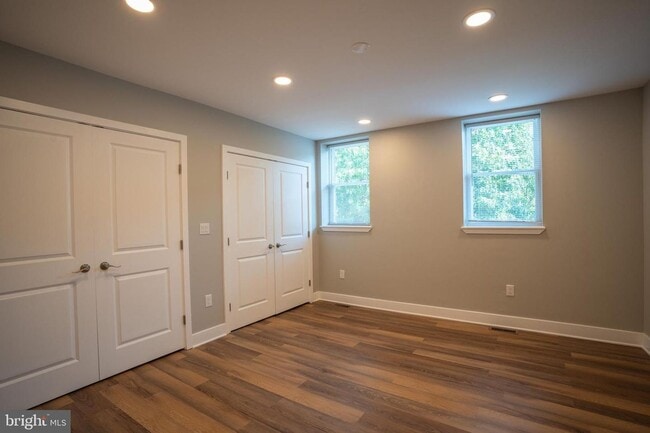 Building Photo - Large 3 bedroom with powder room on 1st fl