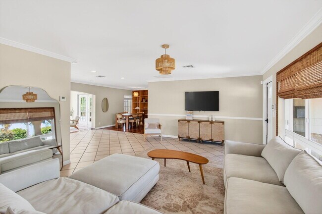 Building Photo - 301 SE 8th Ave