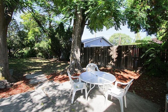 Building Photo - Peach Pointe - Green Street