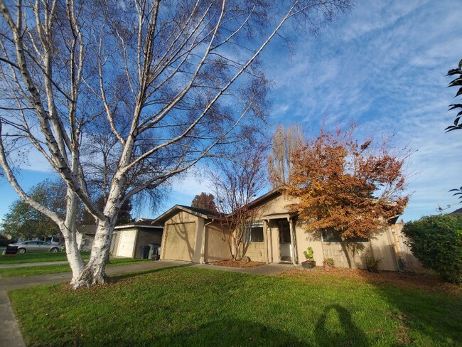 Building Photo - 3-bedroom home with remodeled kitchen and ...