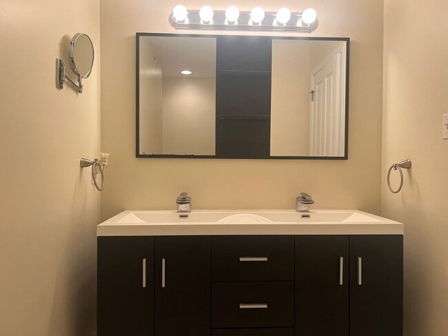 Building Photo - Carriage Style Townhome Now Available in W...