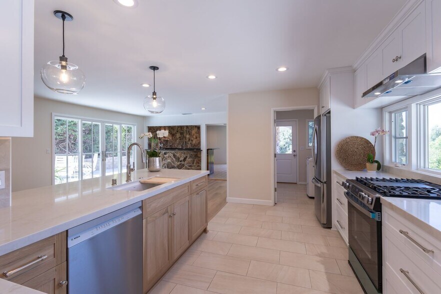 Building Photo - 555 Paulette Pl