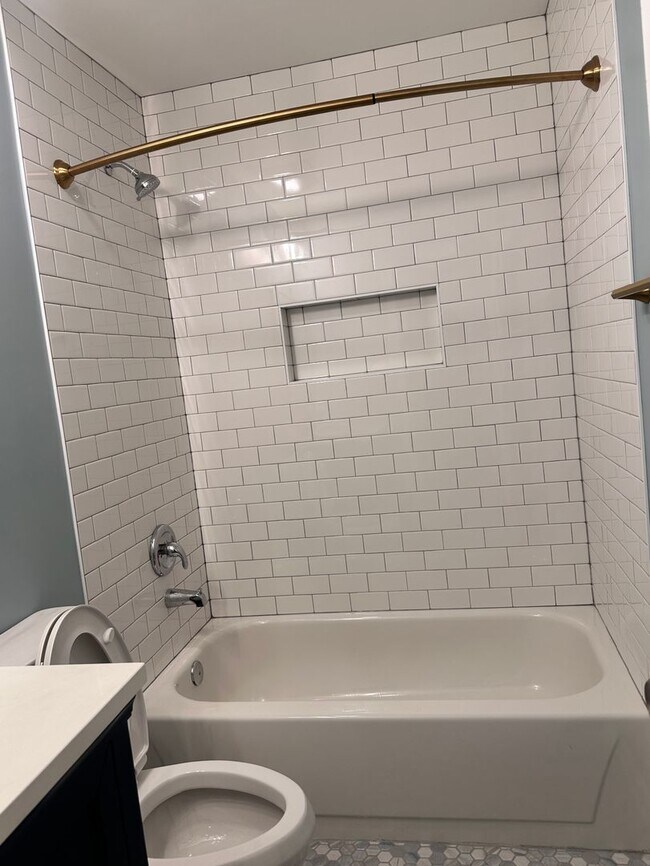 Building Photo - Renovated Kingstowne Townhouse | 3 Beds, 2...