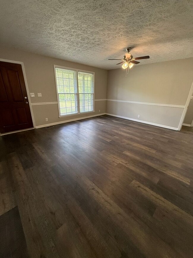 Building Photo - 3 BR 2 Bath Brick home