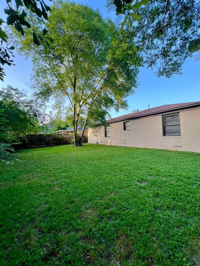 Building Photo - 1221 S Tipton Ave